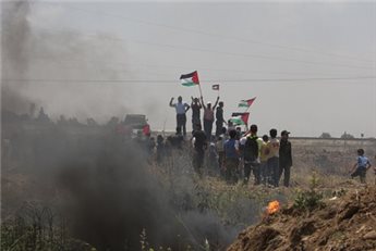 Israeli soldiers open fire at Palestinian protesters at Gaza border